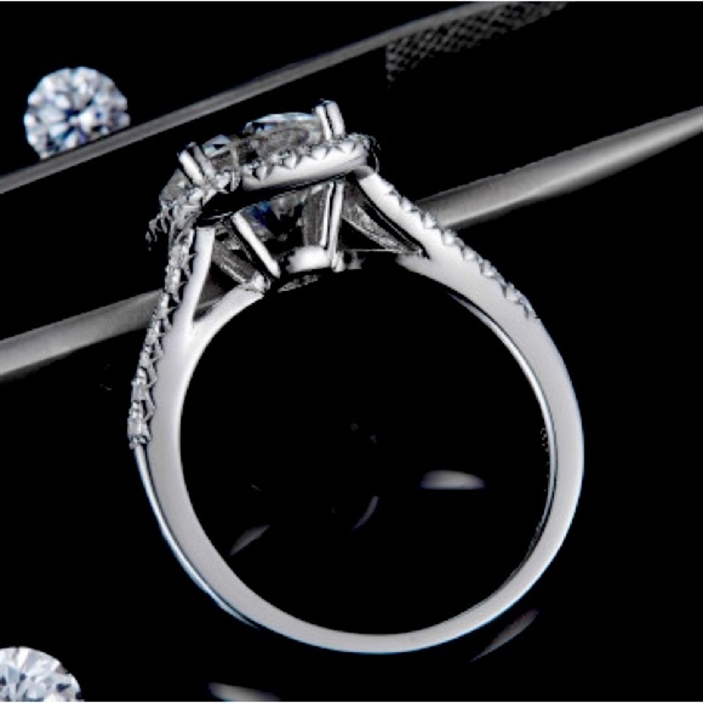 NEW .925 Sterling Silver Plated White Gold Moissanite Women’s Ring - Picture 2 of 4